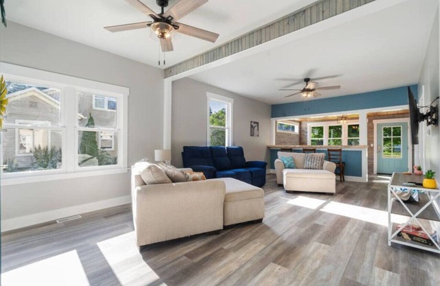 Main Street Retreat! Hot Tub, Golf Cart, Ev Charge