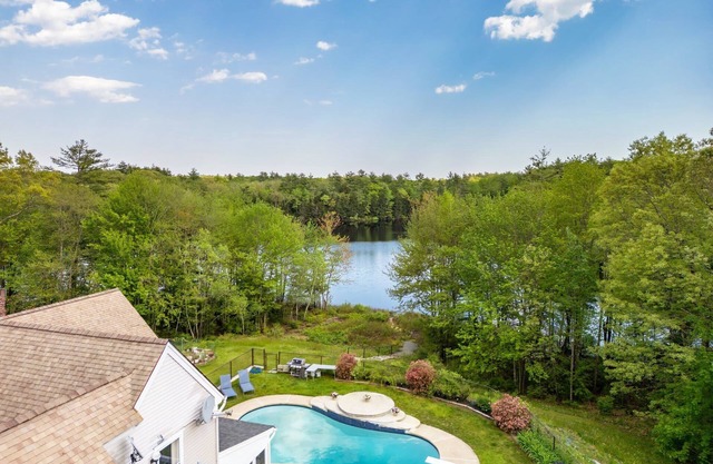 Maine Pondfront Home Sleeps 22 - Pool & Hot Tub