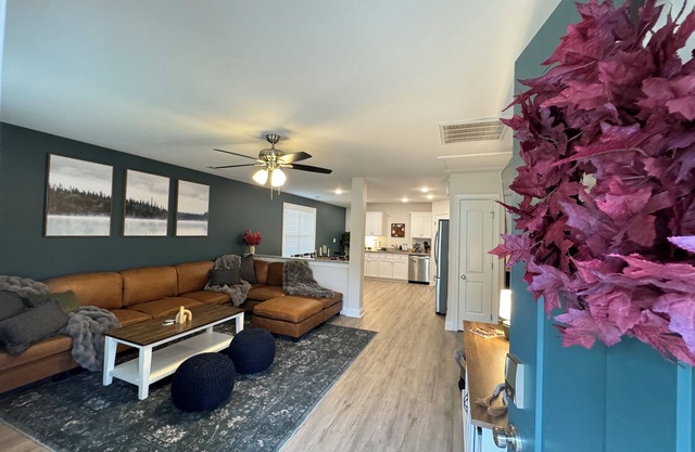 Maine State Of Mind ~ Comfy Retreat ~ 0.5 to Ktown