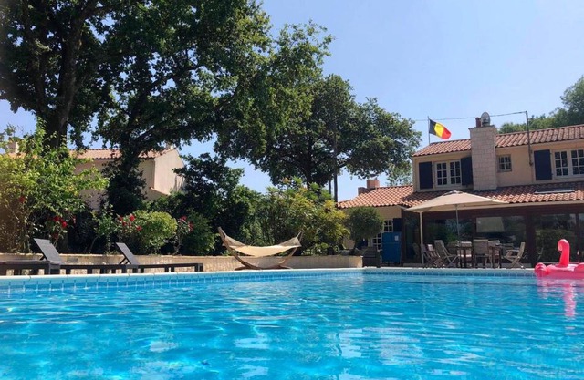 Maison charmante avec piscine privée à Saint-Georges-de-PointindouxC