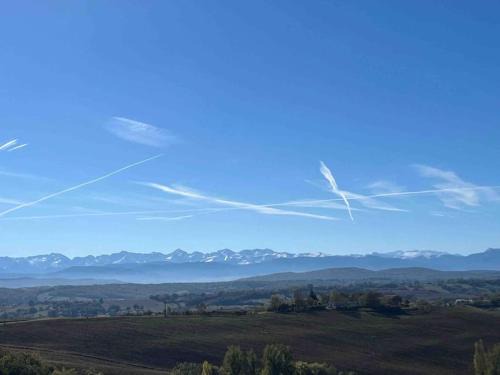 Maison à la campagne vu sur Pyrénées avec jardin
