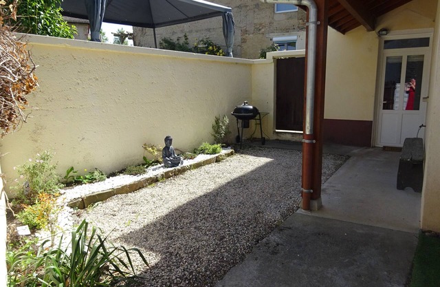 Maison 2 chambres d'hotes with large garden in quiet stone village.