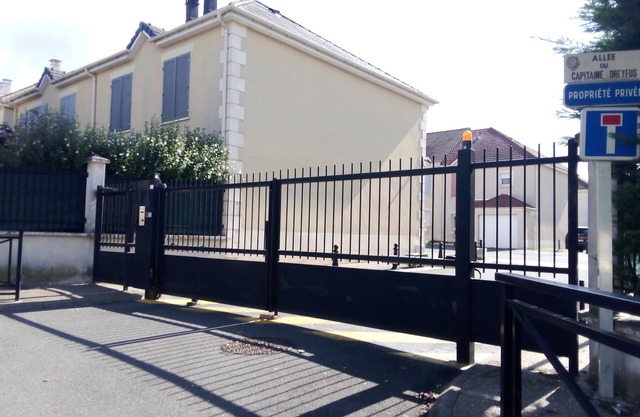Maison a Louver Avec Jardin et Parking
