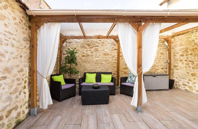 Maison accueillante à Noyen-sur-Sarthe avec terrasse