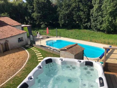 Maison accueillante avec piscine à Chalandray