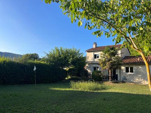 Maison agréable et lumineuse, jardin vue nature, Nant Aveyron