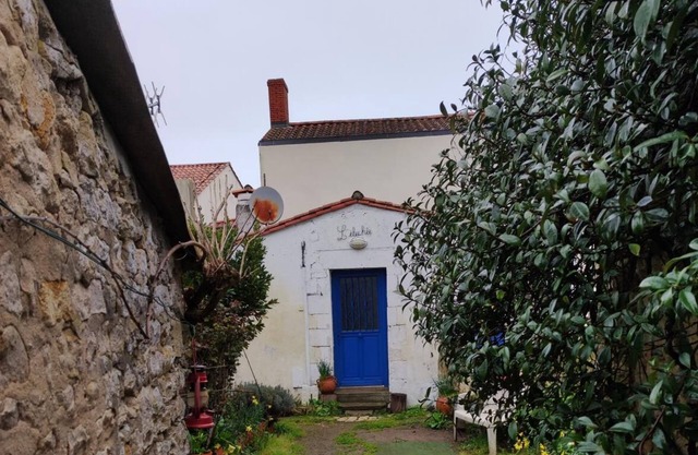 Maison Ancienne Avec 1 Chambre et son Petit Jardin, Plein Centre D'angles