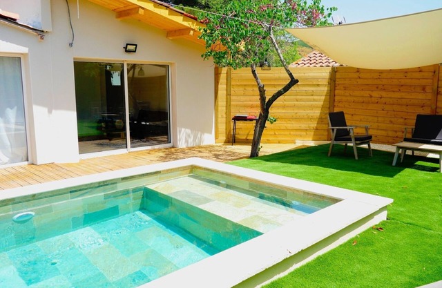 Maison au calme avec piscine privée.