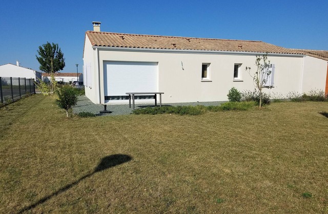 Maison Avec un Grand Jardin Dans un Quartier Calme , non Loin de L'océan