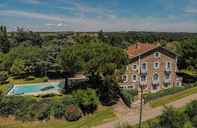 Maison Bourgeoise with swimming pool and park in the Gers for 13 people.