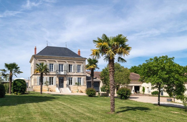 Maison Bourgeoise with character amidst the Bordeaux vineyards