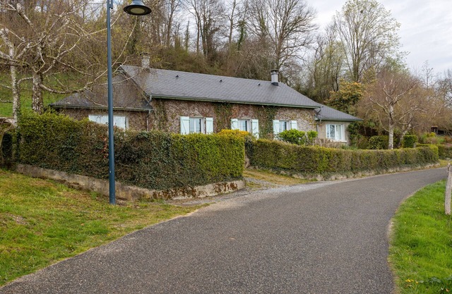 Maison Camille - Cozy Cottage 10 min from Lourdes, Terrace, Fireplace, Private Parking