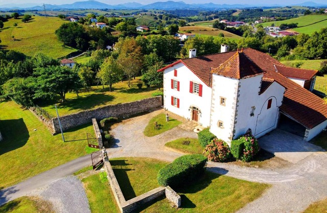 Maison confortable à Bardos avec vue sur montagne