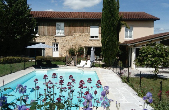 Maison de 4 Chambres Pour 8 Adultes et 2 Enfants Avec Piscine Terrain Paysager
