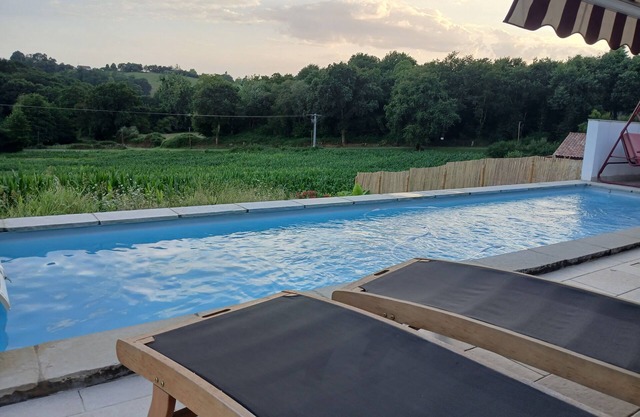 Maison de Campagne Avec Deux Chats et Piscine