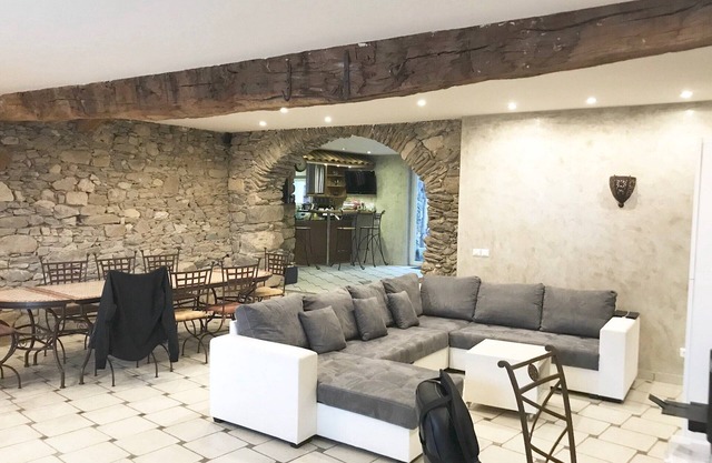 Maison de Campagne Tranquille à 30 Minutes de Lyon Avec Piscine, Boulodrome
