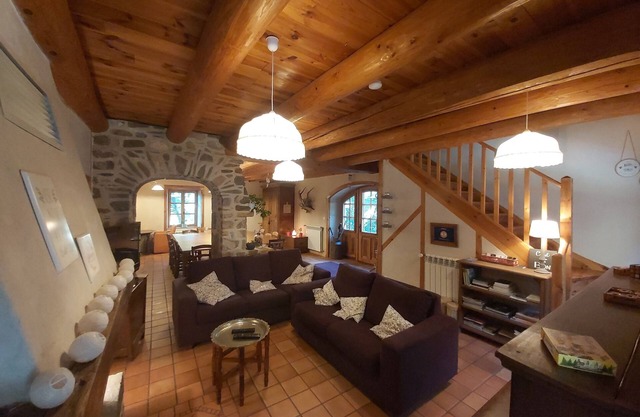Maison de Charme de 15 Pers. au Bord de la Rivière, Idéal Familles!