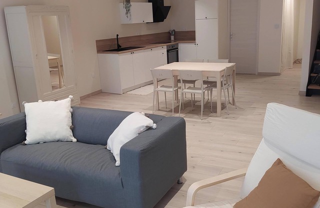 Maison de Charme Entièrement Rénovée Dans un Village Calme Idéalement Située