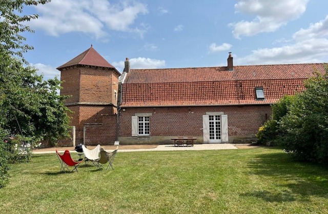 Maison de la Distillerie. A la Campagne Entre Paris et Lille. Maison de Famille