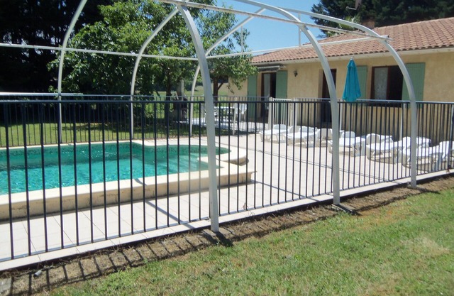 Maison de campagne dans parc clorturé avec piscine et spa privé