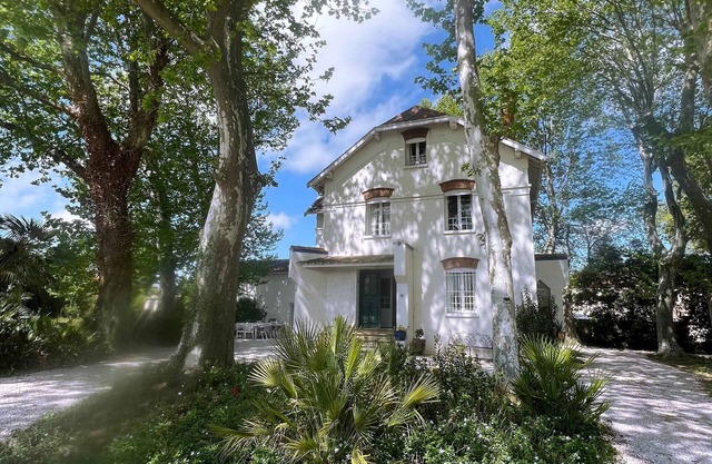 Maison de Maître Bornée de Platanes