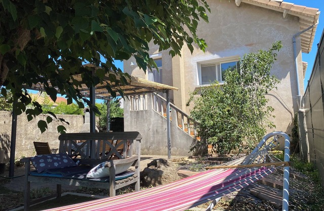 Maison de rue Dans Village Viticole de L'ardèche, au Pied du Château de Crussol