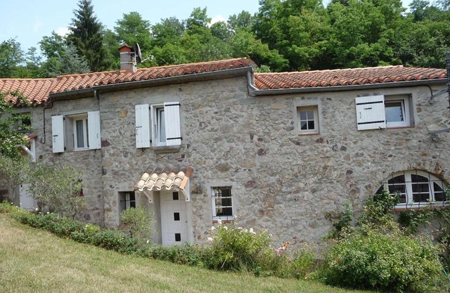 maison en pierre dans un écrin de verdure