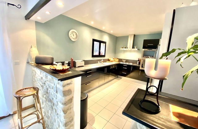 Maison en Pierres De135m2 Pour 6p, 3ch, Piscine Privée Sécurisée, Jardin Clos