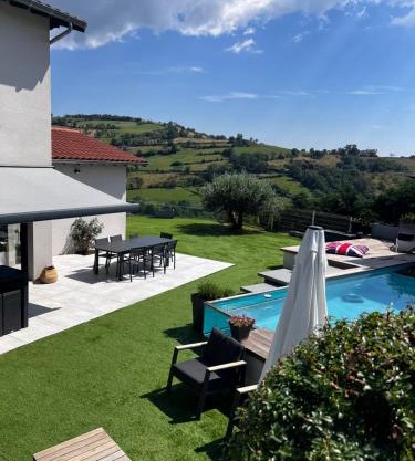 Maison et piscine chauffée, vue Monts du Lyonnais