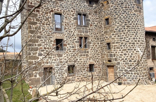 Maison Forte du XVI -ème Siècle Entre les Gorges de la Loire et Allier