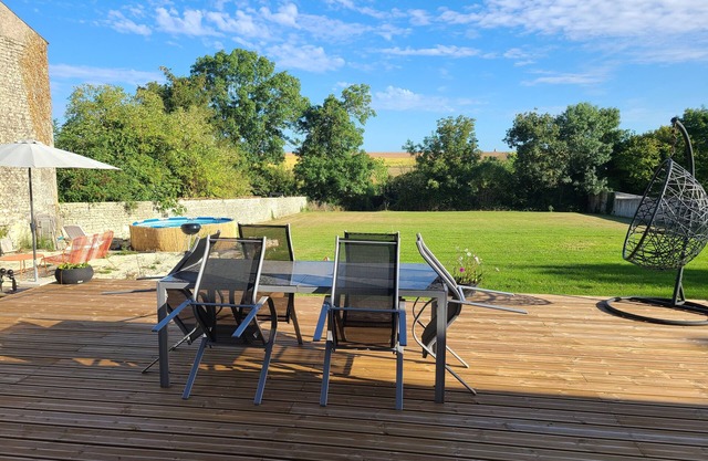 Maison de Campagne Avec un Grand Jardin, une Belle Terasse et une Petite Piscine