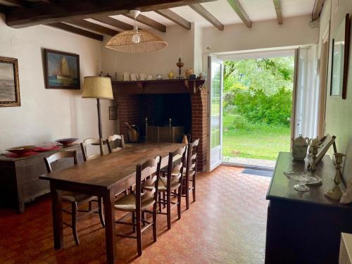 Maison Mirande- Grande maison de campagne familiale entre mer et montagne tout confort très bien équipée