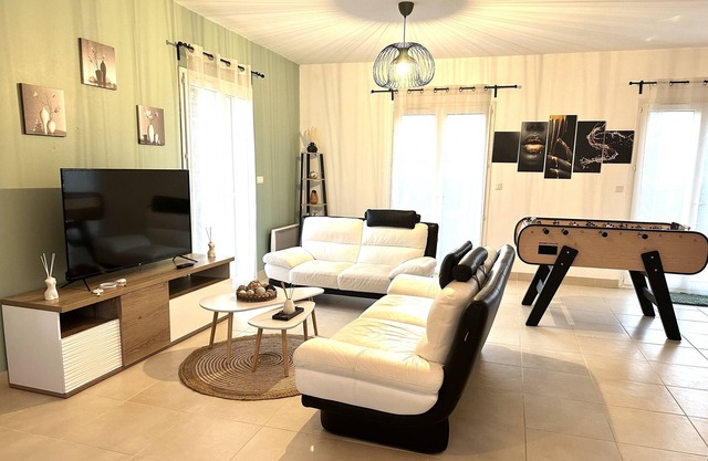 Maison Romantique ou Familiale Avec Jacuzzi, Sauna, Salle de Cinéma, Babyfoot