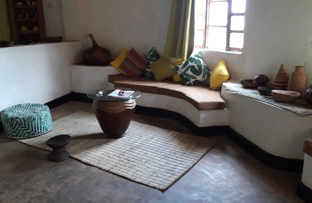 Maison Traditionnelle Écologique à la Campagne Rwandaise