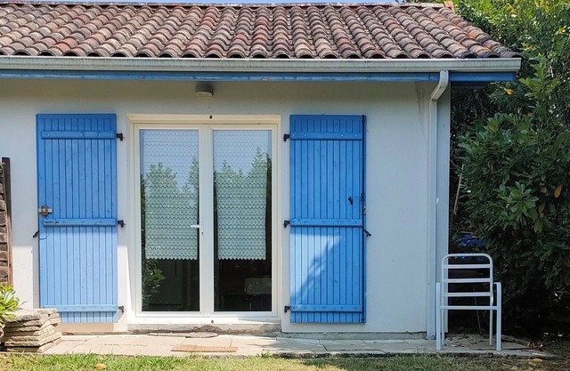 Maisonette n ° 3 garden level Border Basque country Béarn. River bath