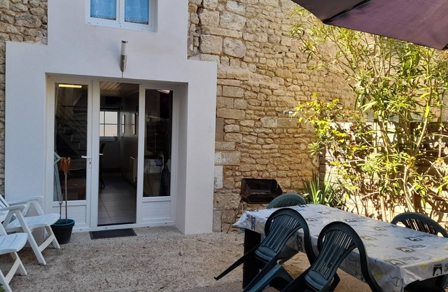 Maisonnette 2/4p private courtyard, QUIET. 200m from the spa. 10 min from ROYAN beaches!