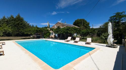 Maisonnette avec accès piscine