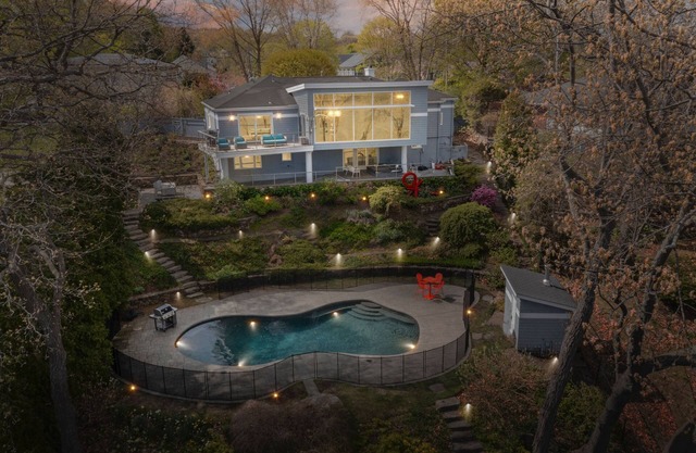 Majestic lakefront 3-bedroom with pool, hot tub, water sports and birdwatching
