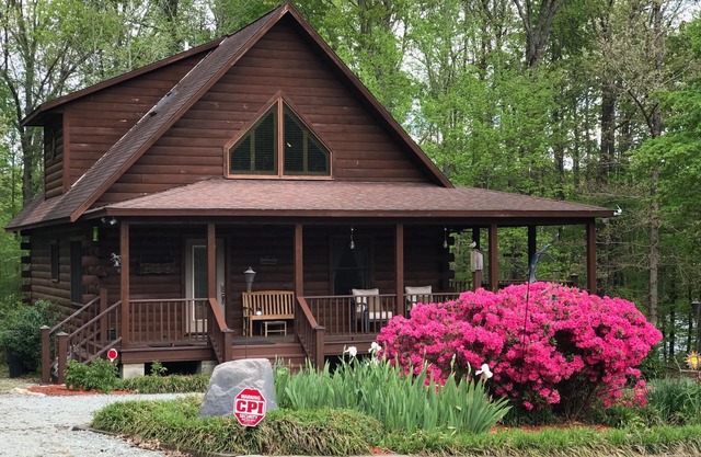 Majestic Lakefront Log Cabin located in the NC High Plains