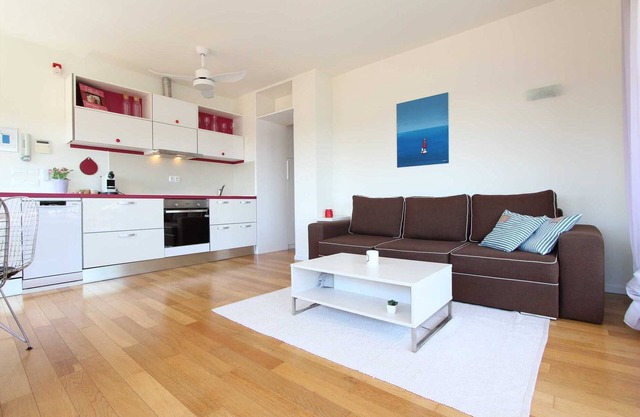 MAKADO One-Bedroom Apartment with Sea View (KARLA)