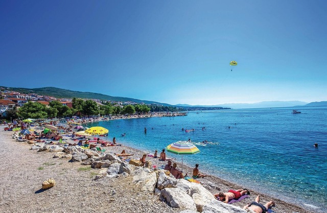 Make yourself comfortable for two in this compact vacation apartment with sea view.