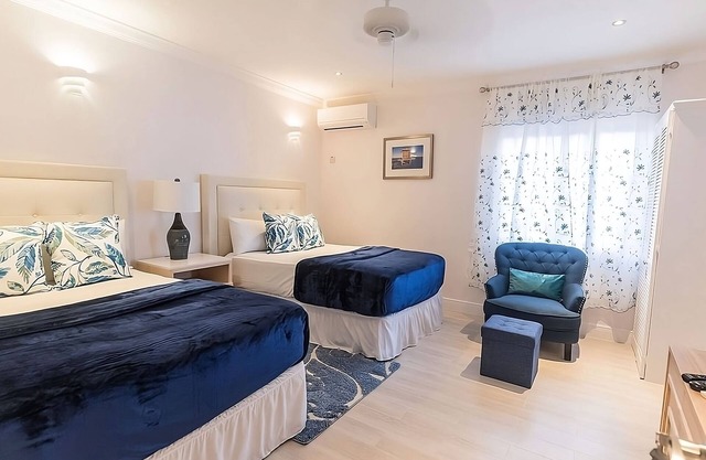 Making The Best Memories Along The Way! Outdoor Pool, Free Parking, Onsite Spa!