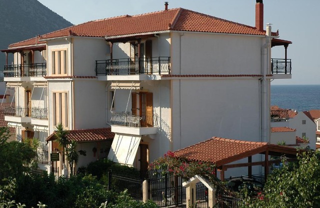 Makis Studios & Apartments