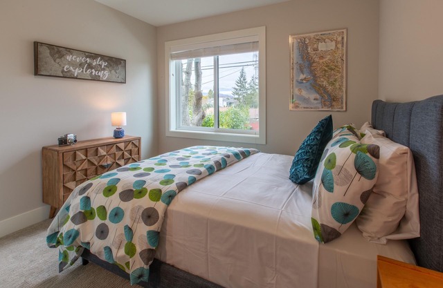 Malaview Retreat-Beautiful Townhouse in Lovely Sidney By The Sea by Victoria Prime!