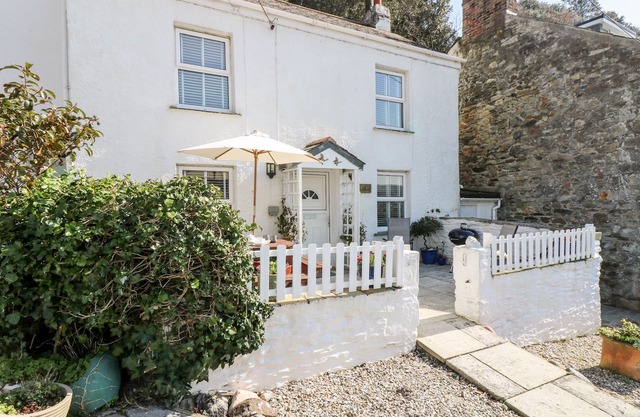 MALLARDS, pet friendly, country holiday cottage in Pentewan