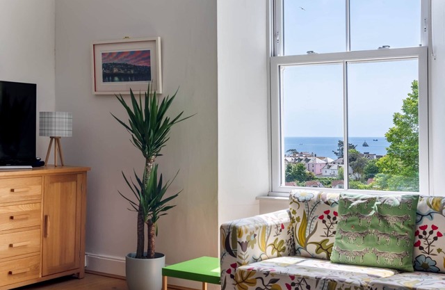 Manacles - Spacious flat near beach with sea views & parking