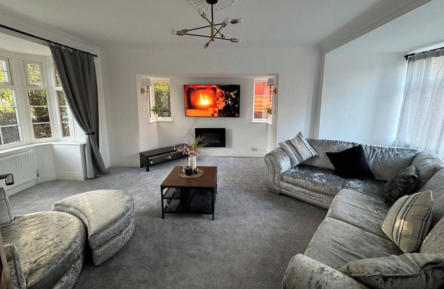 Manchester City Oasis - Spacious 5 Bedroom House