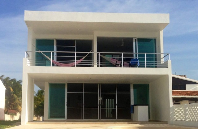 Mango's Beach House. Beach Front, Ocean View, Wifi, Sat Tv.