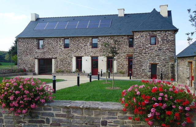 Manoir de la Hunaudière: a large gite, stopover gite in Brocéliande country