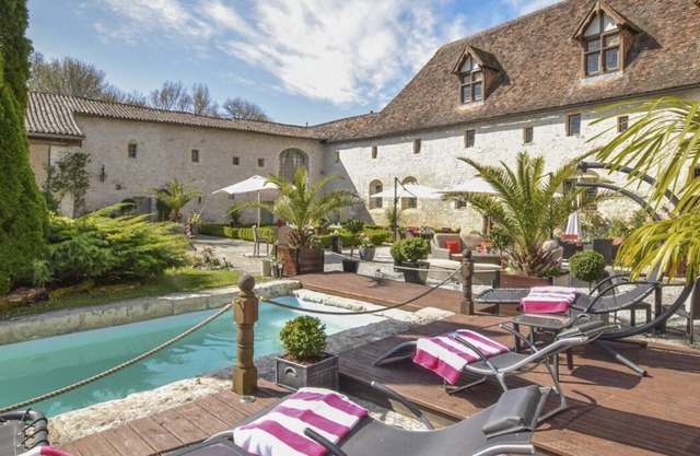 Manoir Romanesque - Six Bedroom Villa, Sleeps 12